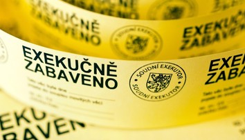 Zúfalý dlžník pred exekútorom predstieral smrť. Zahral to tak dobre, že mu uveril