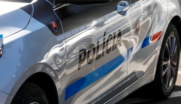 V kuchyni domu v Chorvátskom Grobe našli mŕtveho muža. Lekár na mieste nevedel vylúčiť cudzie zavinenie