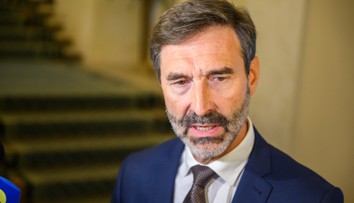 S autom skončila v potoku, z miesta nehody odišla pred príchodom polície. Za volantom mala sedieť dcéra ministra Blanára