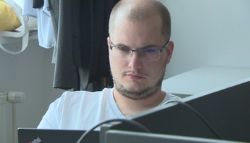 Redaktora Adama Valčeka nelustrovali len policajti, ale aj SIS