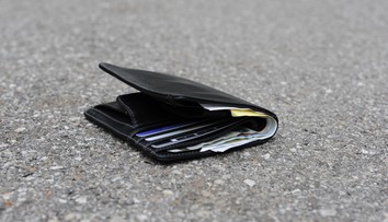 Muž našiel na ceste peňaženku bez dokladov. Na kontaktovanie majiteľa použil geniálny ťah