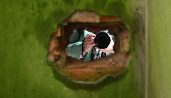 Pri rekonštrukcii našiel v stene hotový majetok. Keď však prišiel do banky, zažil tvrdý pád na zem