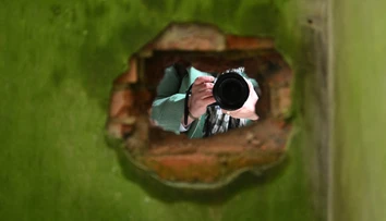 Pri rekonštrukcii našiel v stene hotový majetok. Keď však prišiel do banky, zažil tvrdý pád na zem