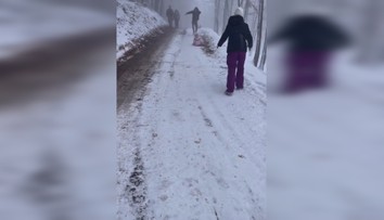 VIDEO: Sánkovačka sa im vymkla z rúk. Dieťa mierilo rovno k jazeru, takmer v ňom skončil dedko