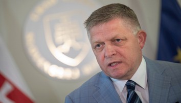 Strany by sa mali spájať do blokov, treba radikálne znížiť ich počet, vyhlásil Fico