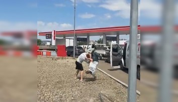 VIDEO: Ruské čerpacie stanice sa menia na gladiátorské arény. Ľudia sa bijú a hádajú, Putin má problém