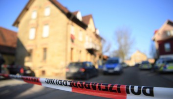 V nemeckom Rot am See sa opäť strieľalo, muž sa zabarikádoval v byte