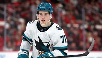 VIDEO: Anaheim zdemoloval Chicago, Celebrini opäť dotiahol San Jose k výhre a naháňa MacKinnona