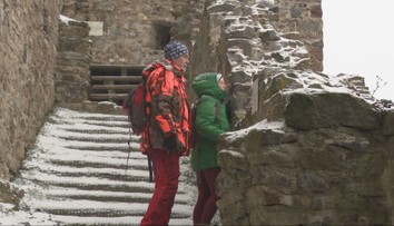 Vášnivá záľuba seniorov. Manželia objavujú hrady či zrúcaniny za každého počasia