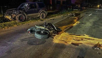 Tragická večerná nehoda na východe. Zrážku s autom neprežil motorkár