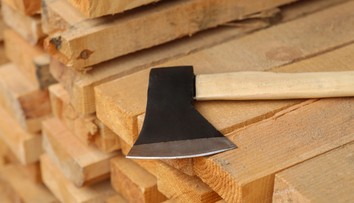 Brutálny útok sekerou v Krupine: Muža s vážnym poranením hlavy previezli do nemocnice