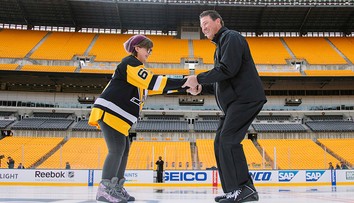 VIDEO: Krásne gesto Lemieuxa. Obaja prekonali rovnakú chorobu, teraz spolu korčuľovali