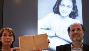 Neslušné vtipy a úvahy o sexe. Rozlúštili, čo skrývali zakryté strany z denníka Anny Frankovej