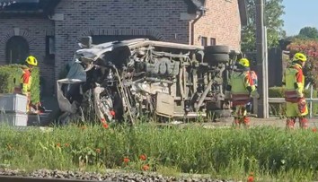 VIDEO: Tragédia v Belgicku. Vlak narazil do školského autobusu, nehoda si vyžiadala štyri obete