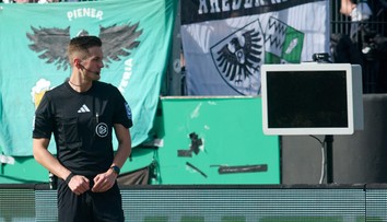 VIDEO: Kuriozita počas zápasu v Nemecku. Fanúšik vyjadril svoj nesúhlas s verdiktom neštandardným spôsobom