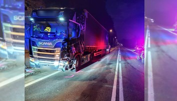Tragická nehoda na strednom Slovensku. Chodec (†51) kráčal po strede cesty, zrazil ho kamión