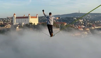 VIDEO: Nad Bratislavou balansuje vo výške 100 metrov. Estónec chce na lane prekonať svetový rekord