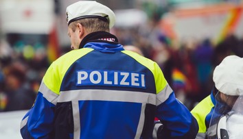 Muž bodol nožom na mníchovskej železničnej stanici policajta, ten utrpel ťažké zranenia