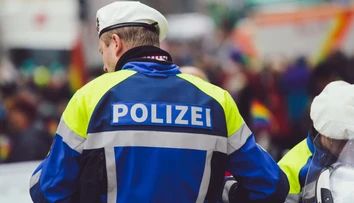 Muž bodol nožom na mníchovskej železničnej stanici policajta, ten utrpel ťažké zranenia