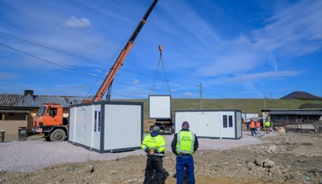 Rodiny zasiahnuté požiarom vo Veľkom Šariši umiestnia do nových unimobuniek. Sťahovať sa však chcú aj ďalší