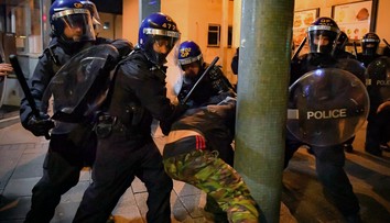 Premiér odsúdil nepokoje v Bristole. Protest prerástol do násilia, polícia zatkla 10 ľudí