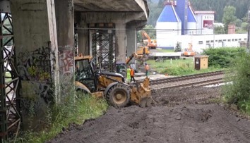 Zbúrajú starý, nový most postavia až o rok. Vodiči si musia zvykať na obchádzky medzi Kysucami a Žilinou