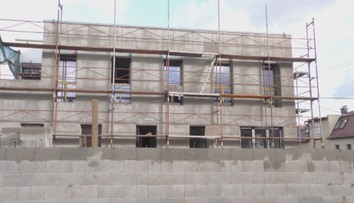 Cirkev stavia načierno: Pustili sa do rekonštrukcie fary, vznikla z toho nová budova