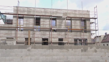Cirkev stavia načierno: Pustili sa do rekonštrukcie fary, vznikla z toho nová budova
