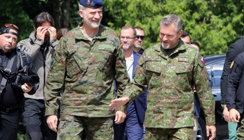 Španielsky kráľ Filip VI. a prezident Pellegrini si pozreli cvičenie vojakov v Lešti