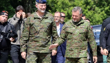 Španielsky kráľ Filip VI. a prezident Pellegrini si pozreli cvičenie vojakov v Lešti