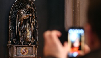 Z katedrály odcudzili kus látky s krvou bývalého pápeža Jána Pavla II.