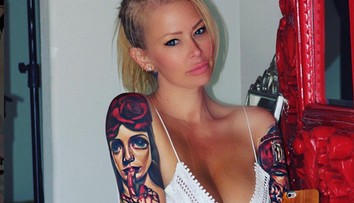 Veľké odhalenie pornohviezdy Jenny Jameson. Prsia a intímne partie nečakajte