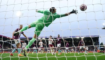 Dúbravka robil, čo mohol, prehre v Londýne nezabránil. Súboj Manchestru s Tottenhamom mal šialený záver