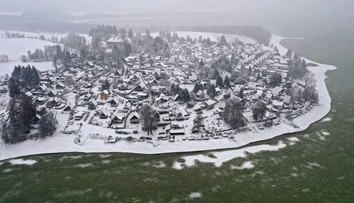 FOTO: Vzácny jav u našich susedov. Priehradu Lipno pokryl smaragdovo zelený ľad