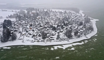 FOTO: Vzácny jav u našich susedov. Priehradu Lipno pokryl smaragdovo zelený ľad
