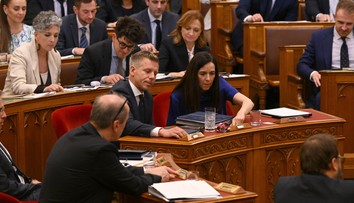 Politické zemetrasenie v Maďarsku. Parlament schválil dodatok o odvolaní prezidenta