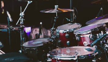 Hudobný svet v napätí: Bubeník slávnej skupiny počas sviatkov bojoval o život