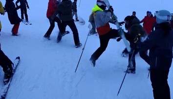 VIDEO: Zjazdovka v známom lyžiarskom stredisku sa zmenila na bojisko. Padali päste, kopance aj palice