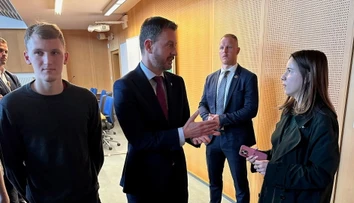 Univerzita tvrdí, že účasť na diskusii s Hegerom bola dobrovoľná. Fotografie dokazujú opak