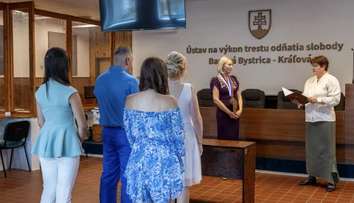Netradičná svadba na strednom Slovensku. Mladý pár si povedal svoje „áno“ za múrmi väznice