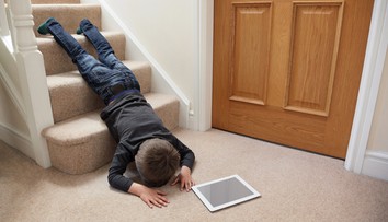 Pády detí z výšky pribúdajú, upozorňujú lekári na urgente