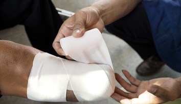 Mladá žena si dala amputovať končatiny, aby dostala bolestné