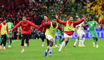 VIDEO: Bláznivé zábery z finále bavia svet. Podávači lôpt chceli okradnúť hviezdu a naháňali brankára