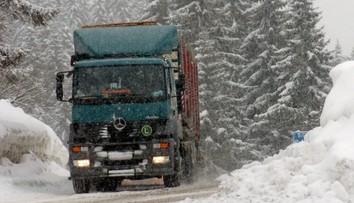 Horský priechod Čertovica je pre nepriaznivé počasie uzavretý, cez Donovaly a Šturec neprejdú kamióny