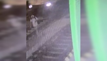 VIDEO: Zábery z ktorých mrazí. Muž vkročil do koľajiska, vzápätí doňho narazil rušeň
