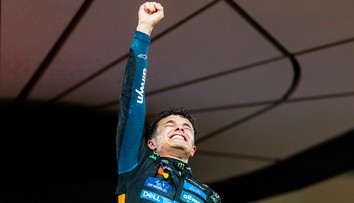 Slzy dojatej matky aj gratulácie veľkých športových osobností. Lando Norris si oslavy titulu poriadne užíval