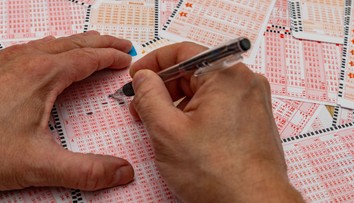 Náhoda na pumpe mu zmenila život. O pár hodín držal v ruke žreb s veľkou výhrou