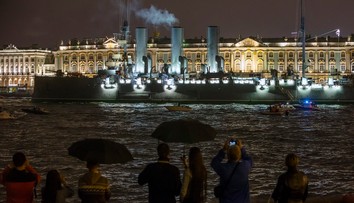 Legendárny krížnik Aurora sa vracia na Petrohradské nábrežie