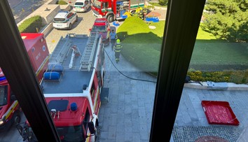 Poplach v parlamente. Hasiči preverovali podozrivú zásielku