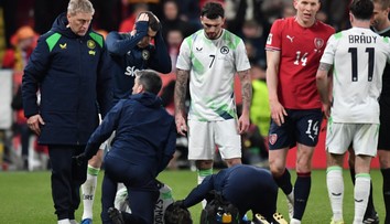 VIDEO: Desivý moment poznačil postup Česka. Ír po pár sekundách na trávniku upadol do bezvedomia